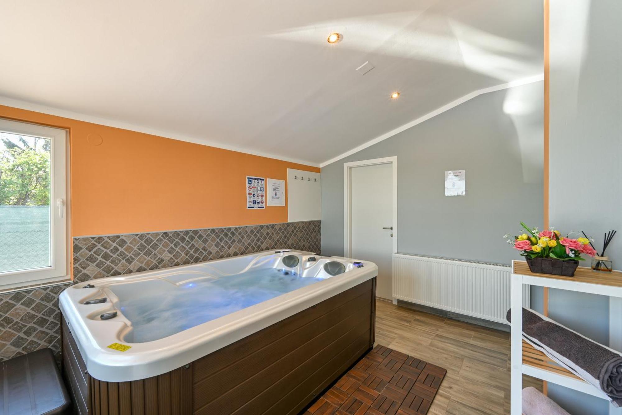 Cvetkova Hiza Sa Jacuzzijem Villa Tuheljske Toplice Bagian luar foto